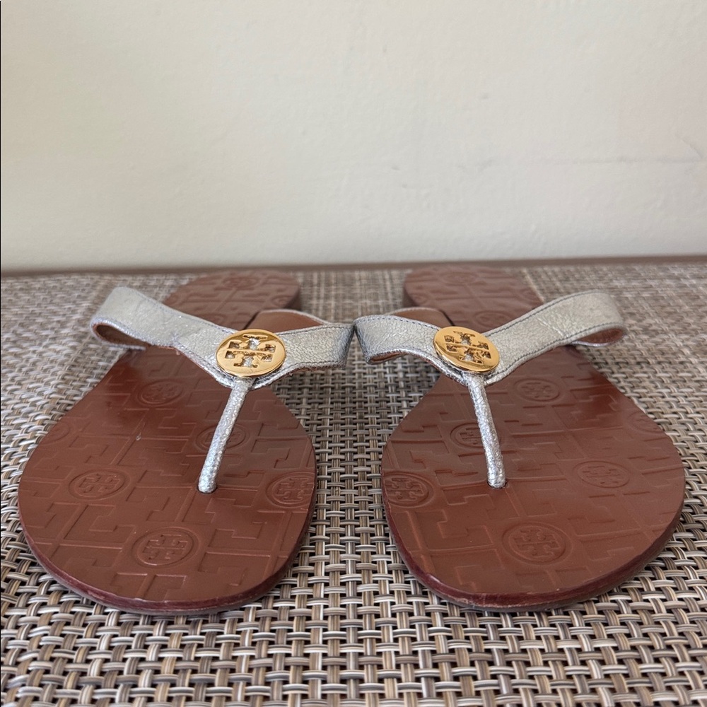Tory Burch Thora Reverse Metallic Rosa Logo Flip Flops Sandals Silver Gold - 9 - Picture 8 of 10